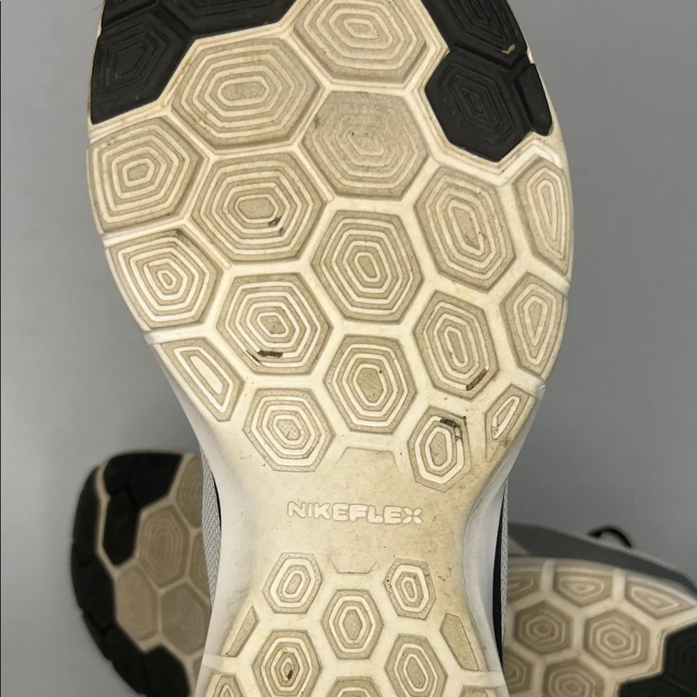Nike Women's White and Black Athletic Shoes - Picture 6 of 8